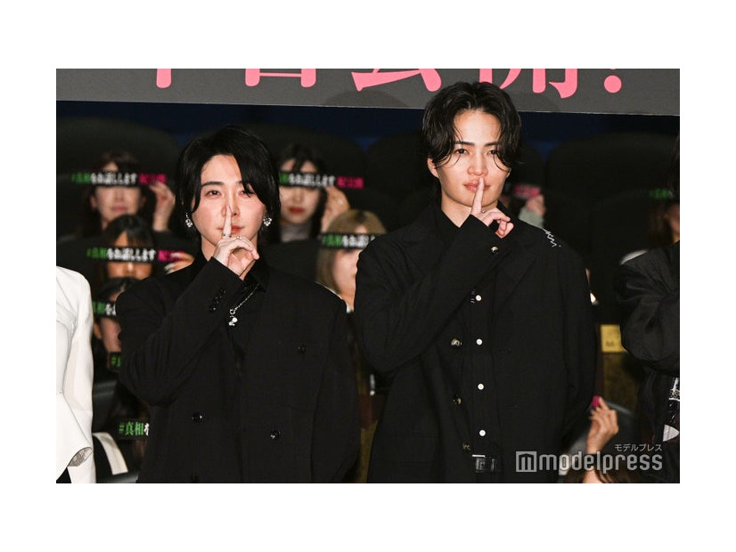秘密ポーズを決める大森元貴、菊池風磨（C）モデルプレス