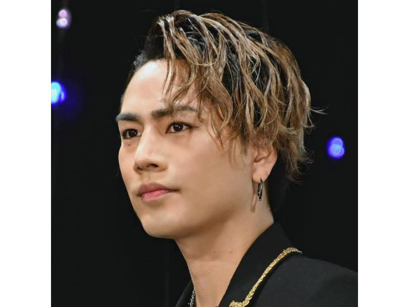 「ほんま男前」ØMI、Tシャツ×サングラスの夏先取りコーデに反響「めちゃカッコイイ」