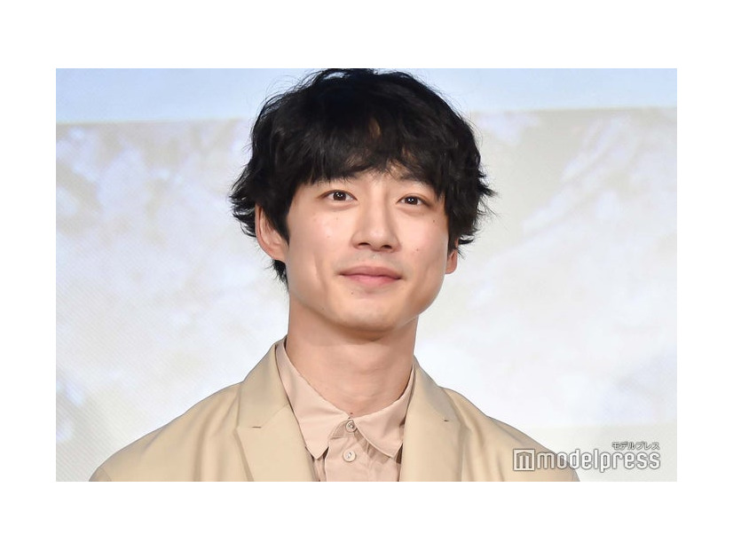 黒髪の坂口健太郎（C）モデルプレス