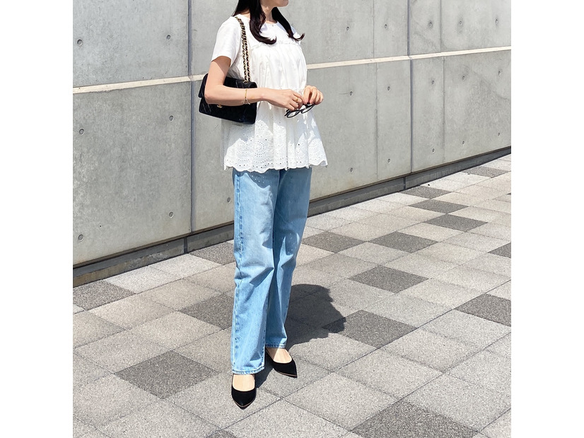 初夏といえばこの組み合わせ！白×ライトデニムの爽やかスタイル【40代の毎日コーデ】