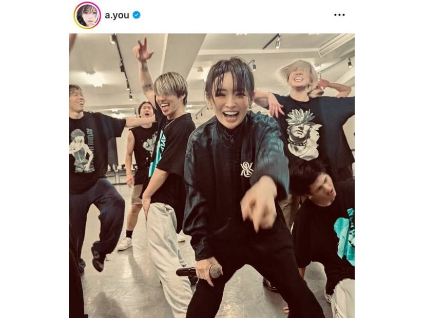 浜崎あゆみ、自然体な笑顔あふれるダンサーらとのリハSHOTに「真剣に楽しむ感じが伝わる」「かわいい～」の声