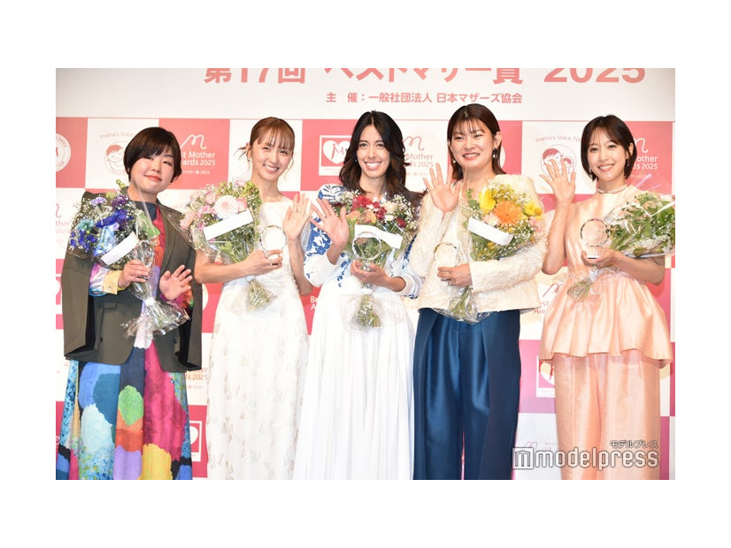 「ベストマザー賞」を受賞した山崎ナオコーラ、Dream Ami、森泉、高橋礼華、鷲見玲奈（C）モデルプレス