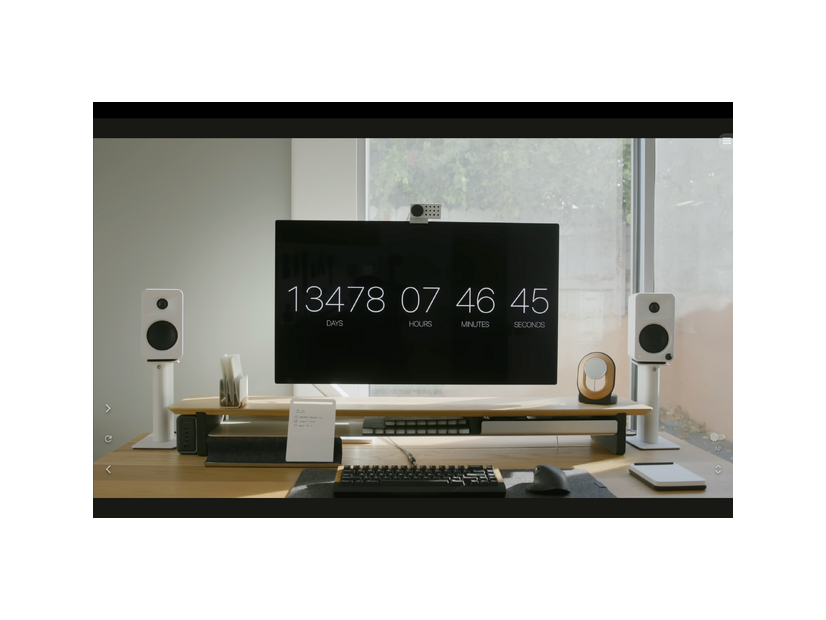 モニターは、このリニューアルに合わせて購入したApple Pro Display XDRをモニターアームで設置。