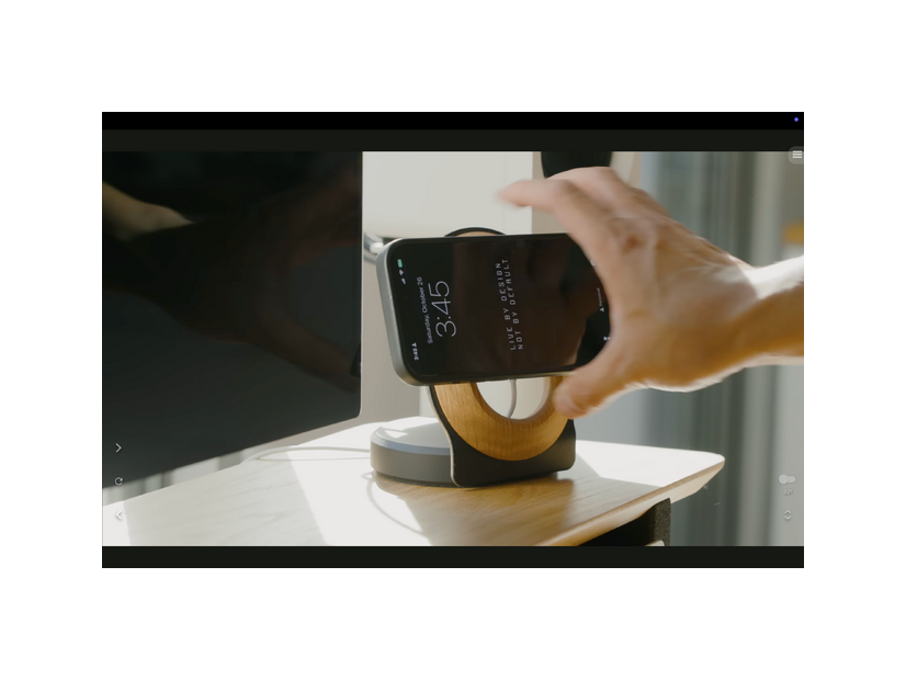 iPhoneをスタンバイモードで設置しておけるMagSafeスタンドもGrovemadeの製品。