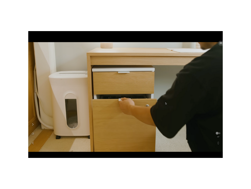 キャビネットは既製品だが、デザインや素材感がDIYのデスクとマッチ。