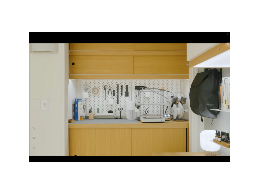 クローゼットを改修した工作スペース。3Dプリンタの臭い対策として空気清浄機を設置。
