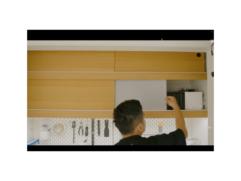 ルータなどのネットワーク機器を作業台の上の棚に収納。熱がこもるのを防ぐため、引き戸を開けたらメッシュ板で目隠し。