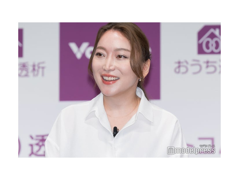 茶髪の加藤綾菜（C）モデルプレス
