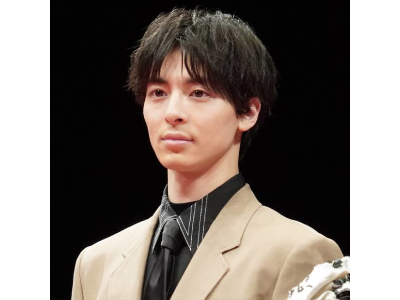 “ホークスファン”高杉真宙、始球式SHOTに「ビジュ良すぎ」「ユニフォーム似合ってます」の声