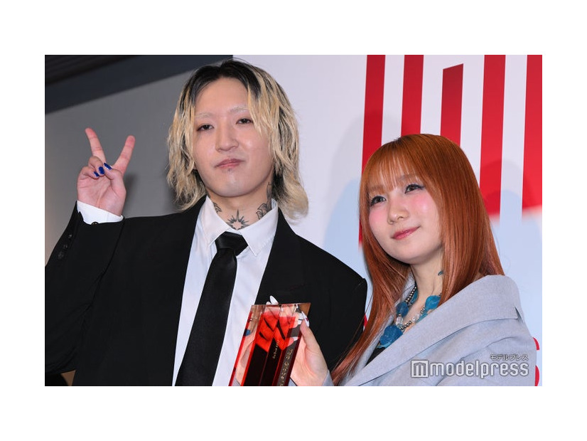 囲み取材に応じたYOASOBI（C）モデルプレス