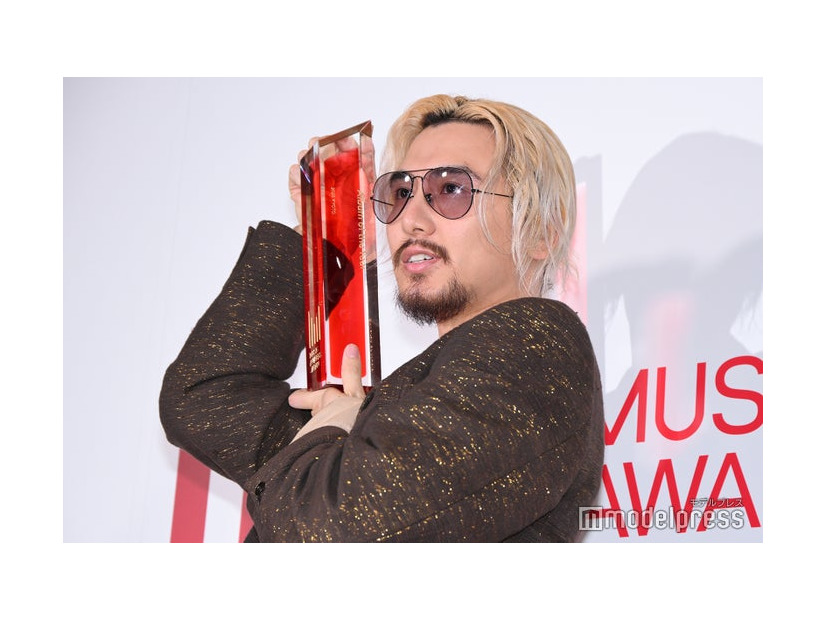 囲み取材に応じた藤井 風（C）モデルプレス