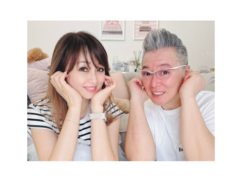 渡辺美奈代、夫との仲良し頬杖SHOTにファンほっこり「いつ見てもお似合い」「素敵なご夫婦」