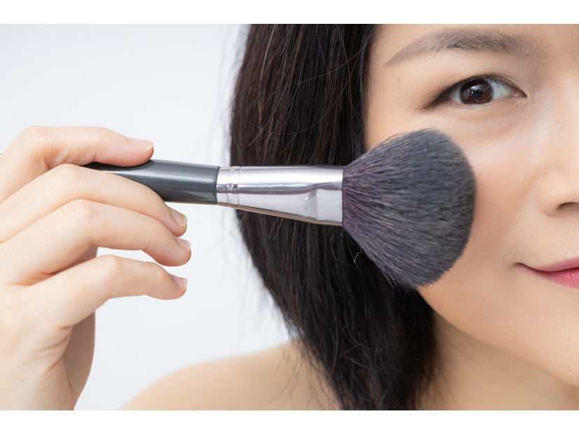 まさか使ってないよね!? 周囲から「お育ちの悪い女性」認定されてしまうコスメの特徴は