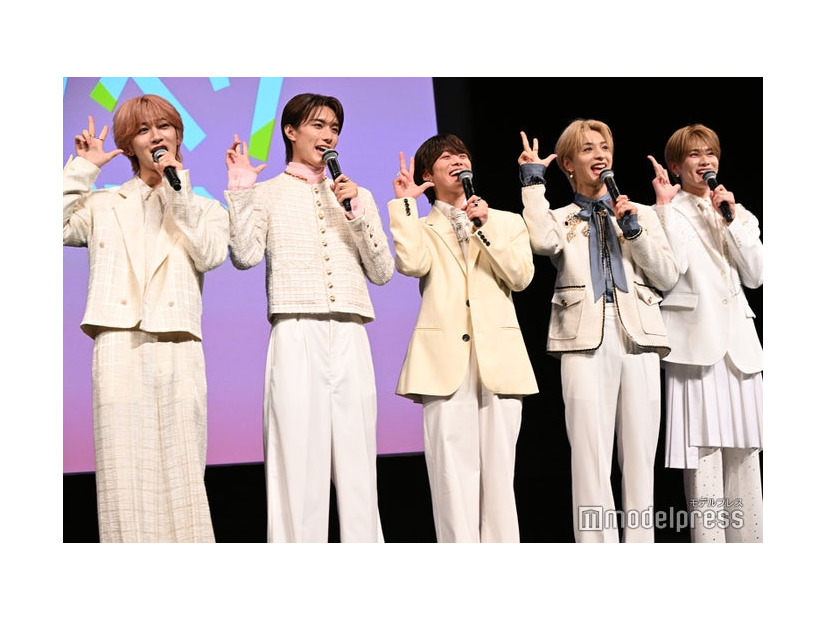 僕たちがLiKE LEGENDでーす！（左から）NAOYA、山中柔太朗、大橋和也、木村慧人、大久保波留（C）モデルプレス