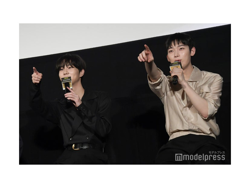 客席を指差す動きがシンクロするJUNGWON（ジョンウォン）、SUNOO（ソヌ）（C）モデルプレス