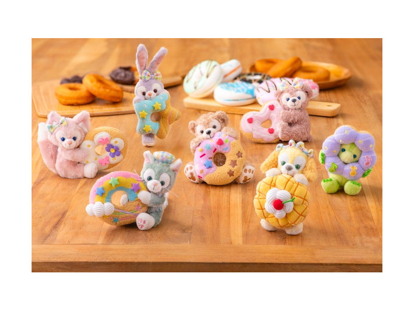 ぬいぐるみバッジ各2,700円（C）Disney