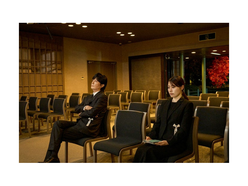福山雅治、有村架純「ブラック・ショーマン」場面写真より（C）2025「ブラック・ショーマン」製作委員会