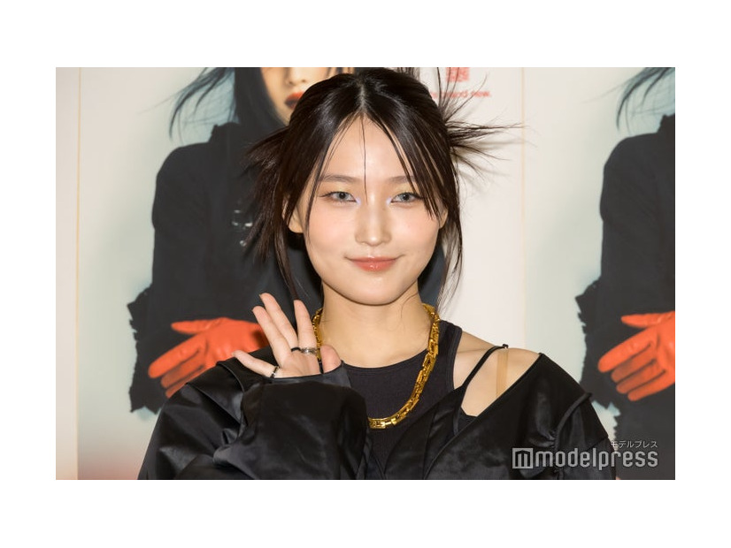 囲み取材に応じた鞘師里保（C）モデルプレス