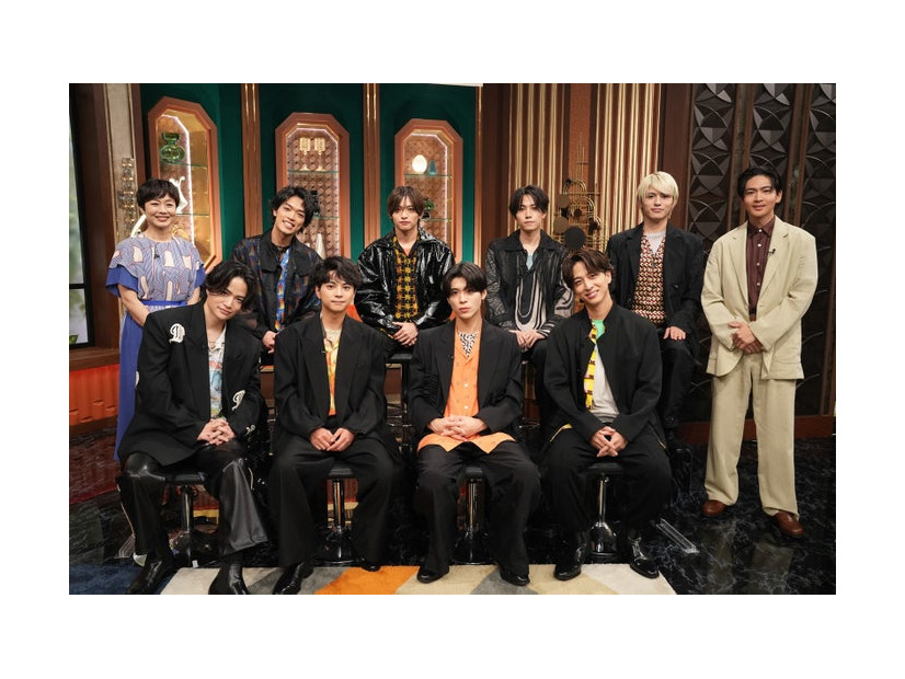 （前列左から）菊池風磨、佐藤勝利、松島聡、寺西拓人（後列左から）有働由美子アナ、原嘉孝、猪俣周杜、橋本将生、篠塚大輝、松下洸平（C）日本テレビ