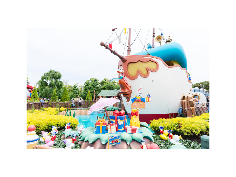 ドナルドのバースデーをお祝いするデコレーションやグッズも登場！1日1回、期間限定のグリーティングドライブ
