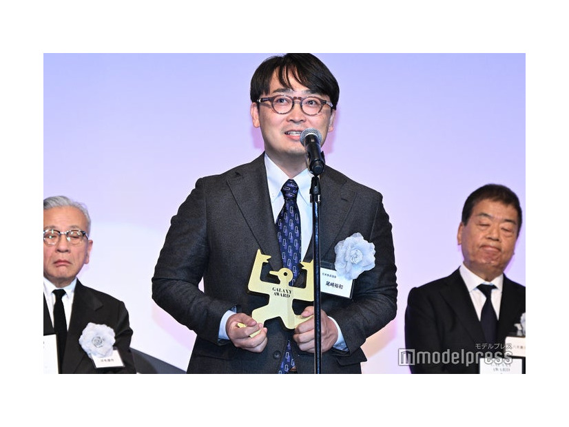 「第62回ギャラクシー贈賞式」に登壇した尾崎裕和氏（C）モデルプレス