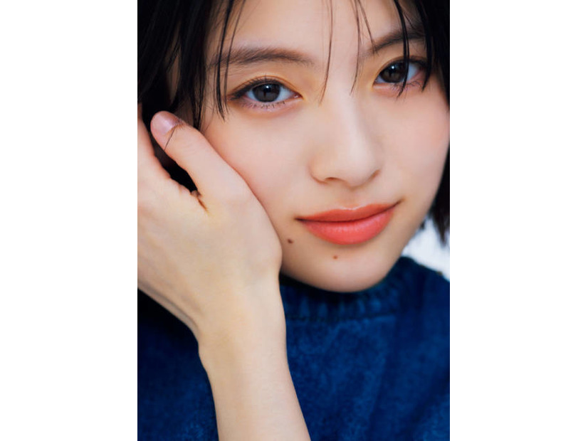 出口夏希、透明感たっぷりの美肌に釘付け！ヘルシー肌見せで涼やかな夏の装いを披露