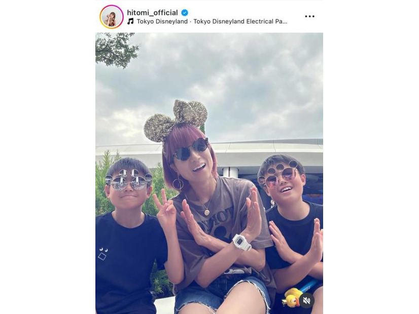 hitomi、息子たちとパシャリ！家族でディズニーSHOTに反響「アクティブで素敵ママさん」「幸せな時間ですね」