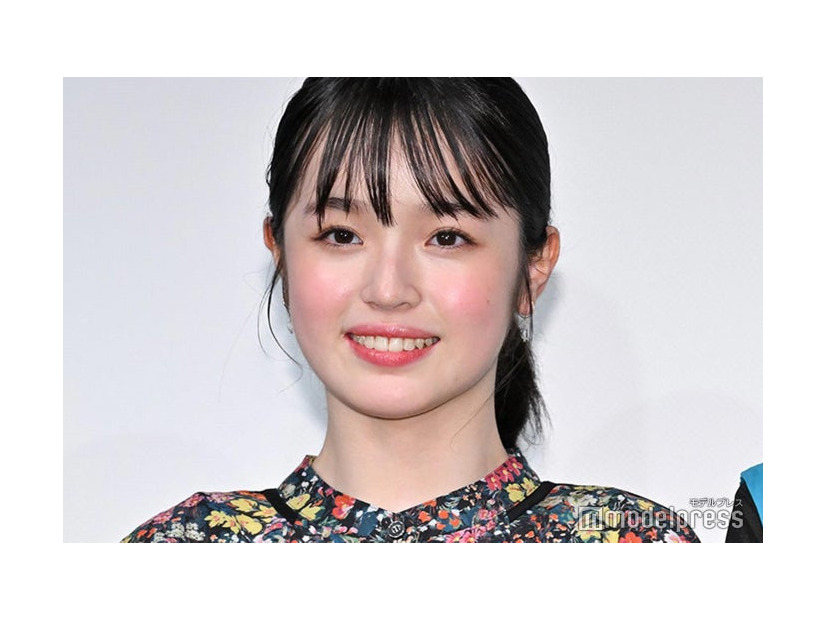 ロングヘアの豊嶋花（C）モデルプレス