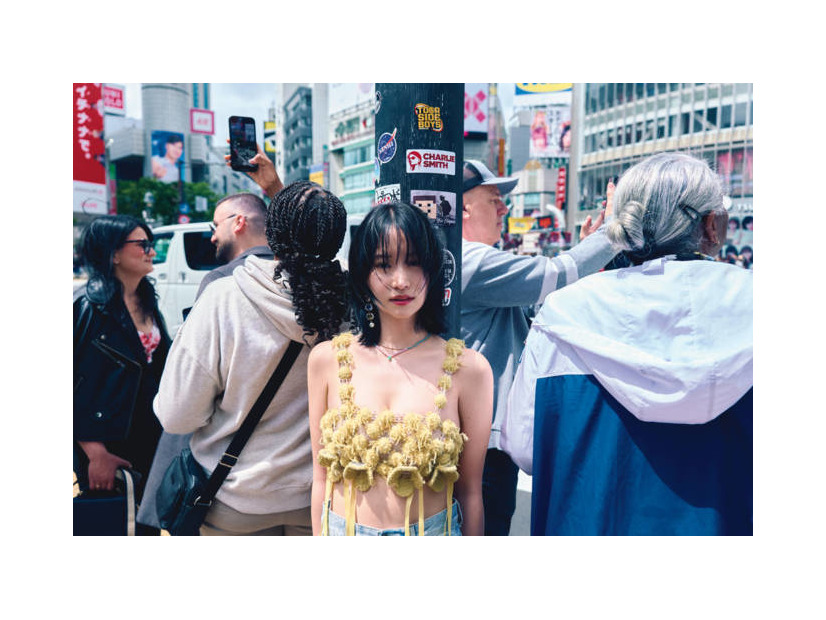 永尾まりや、色っぽい肌見せ衣装で東京の街に佇む！“観光”テーマに個性あふれるファッションを披露