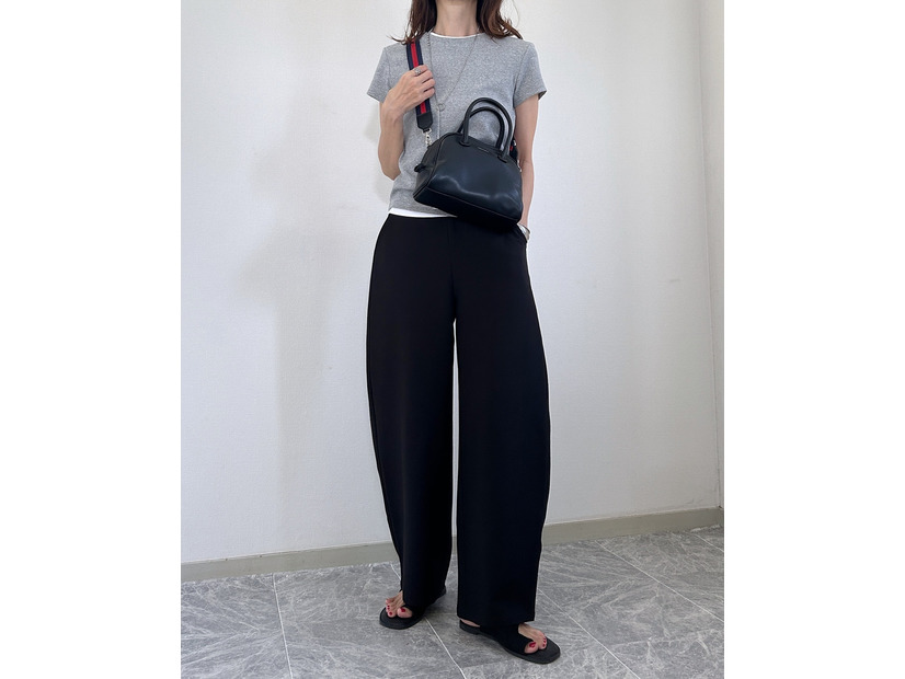 脚のラインを拾わない「カーブパンツ」でスタイルアップ。品よくルーズな大人の着こなし方【40代の毎日コーデ】