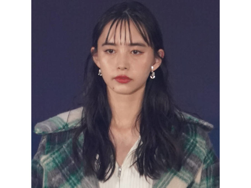 井桁弘恵、紫陽花とパシャリ！爽やか笑顔SHOTに「写真集のワンカットみたい」「めっちゃ可愛い！」の声
