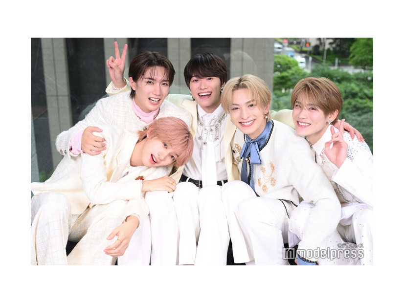 モデルプレスのインタビューに応じたLiKE LEGEND（左下から）NAOYA、山中柔太朗、大橋和也、木村慧人、大久保波留（C）モデルプレス