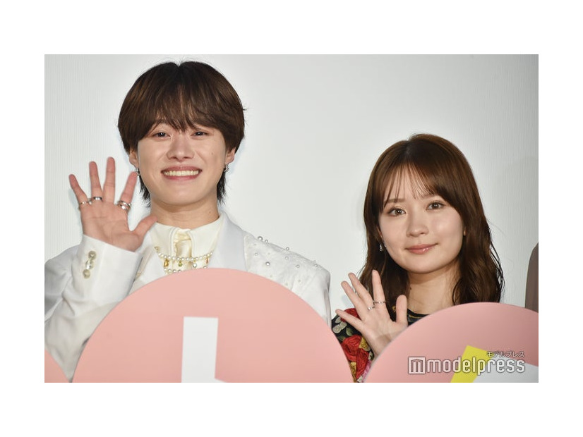 この日も満点のお尻を披露した大橋和也と「こんな舞台挨拶は初めて」と驚いた畑芽育（C）モデルプレス