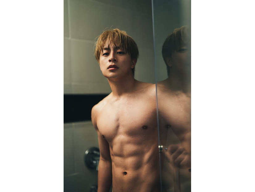 白濱亜嵐／シャワーシーンの先行カット（C）小学館　撮影／田形千紘