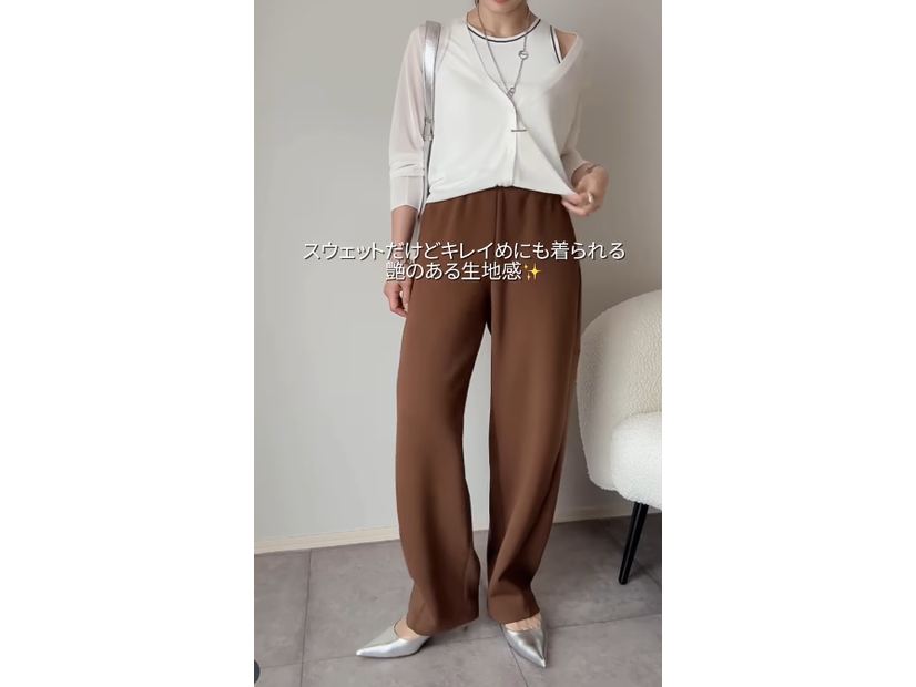 上下【ユニクロ】で完成。ライン入りアメスリ×カーブパンツでつくる、こなれ日常着【40代の毎日コーデ】