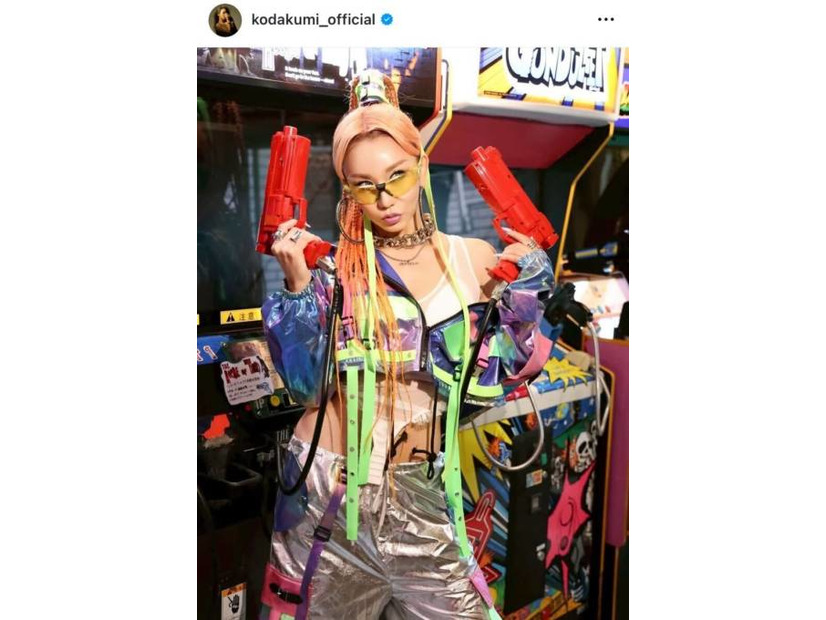 「ビジュ爆発」倖田來未、サイバーな衣装を着こなしたゲーセンSHOTをファン絶賛「しっかりセクシー」