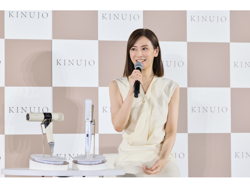 【北川景子】実はくせ毛だった!?「梅雨の時期はふわっと広がる」お悩み髪を完璧美ストレートヘアに導く愛用品と「たった２つのプロセス」とは？