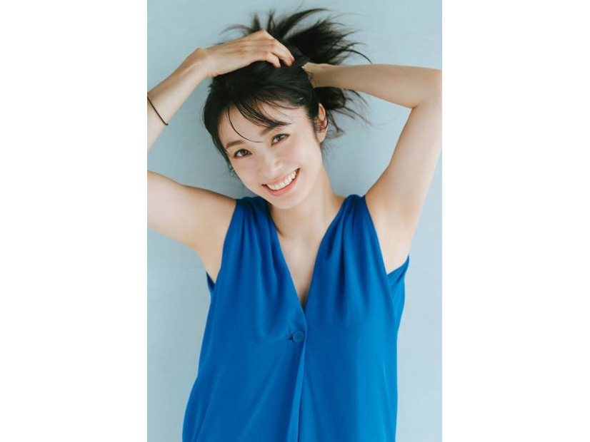 今年で俳優デビュー25周年！上戸彩、笑顔はじけるブルードレスSHOTで力強い美しさ