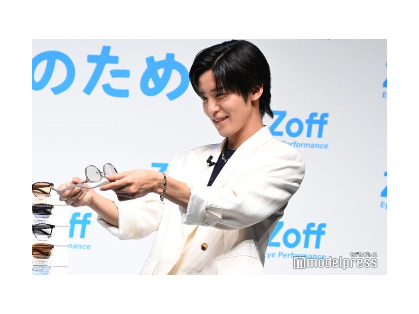 サングラス選びに夢中になる目黒蓮（C）モデルプレス