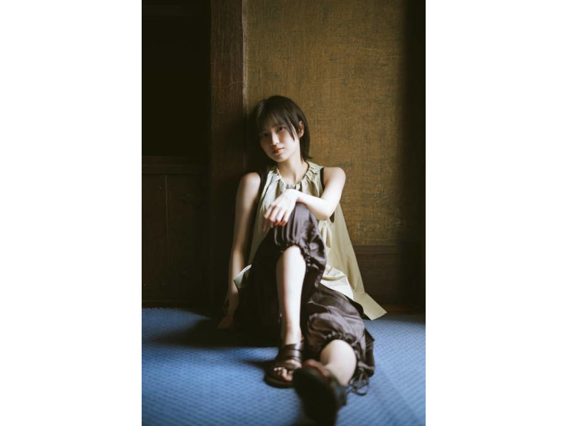 櫻坂46的野美青、ヘルシー肌見せSHOTにうっとり…歴史ある洋館で際立つ存在感と美しさ