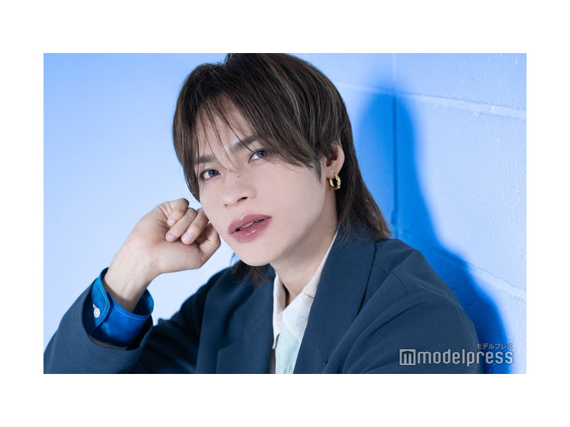 モデルプレスのインタビューに応じた上田竜也（C）モデルプレス