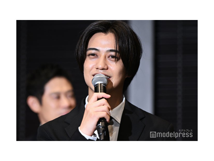 豊田裕大と撮影現場で昆虫を探しに行っていた高橋海人（C）モデルプレス