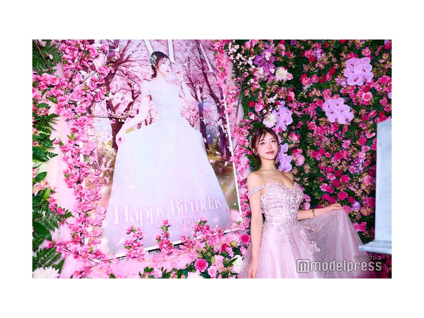 トップキャバ嬢・らら、初バースデーイベントに密着 桜装飾＆“キャバクラ界隈の有名客”こまちぃ氏にもインタビュー（C）モデルプレス