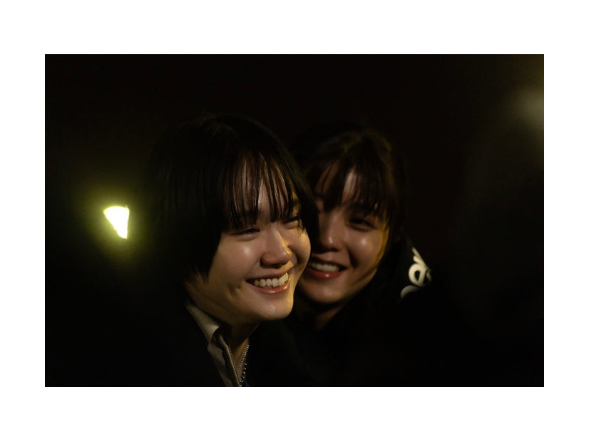 尾碕真花、工藤美桜「コールミー・バイ・ノーネーム」オフショット（提供写真）