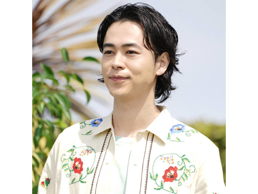 「表情が似てる」成田凌、ドラマの愛犬“将軍”とのくっつきSHOTに反響「かわいいが渋滞」
