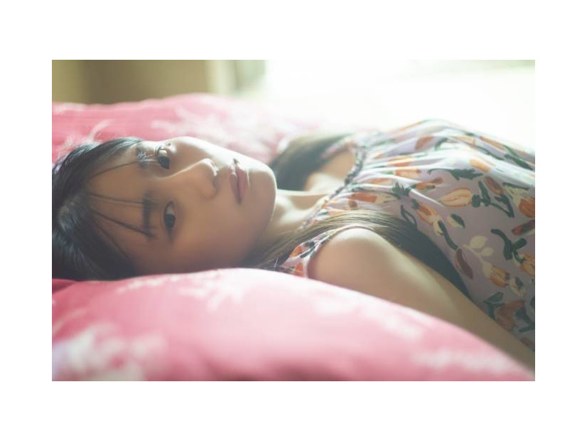 乃木坂46川崎桜、アンニュイな表情を見せた寝転びSHOTにドキッ！夢の中のような夏のひとときを表現