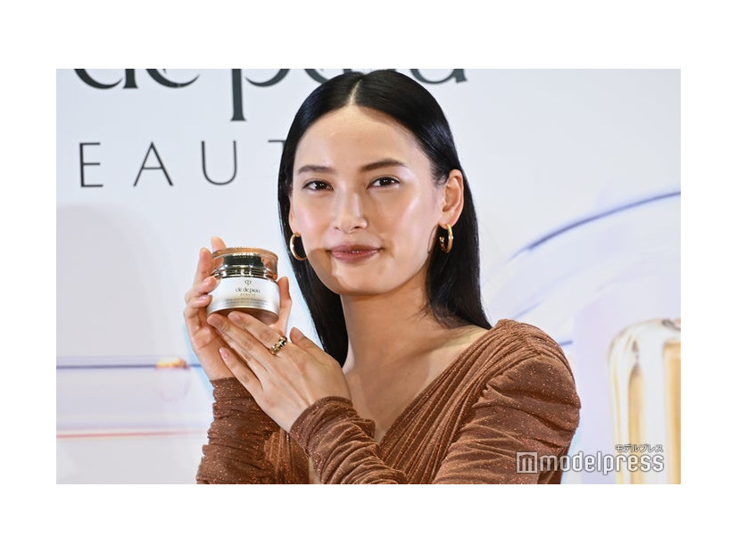 「クレ・ド・ポー ボーテ POPUPイベント」フォトコールに登壇した大政絢（C）モデルプレス