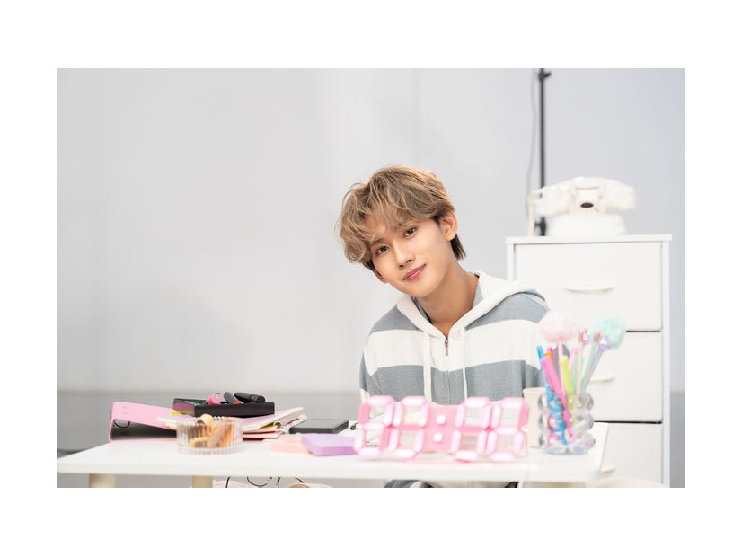 鈴木凌「SHElikes（シーライクス）」新CMオフショット（提供写真）
