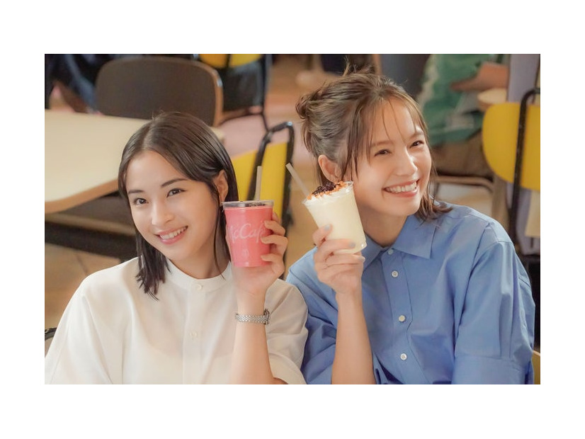 広瀬すず、宮崎あおい／新TVCM「寄り道マック 仕事帰りのベリー」篇メイキングより（提供写真）