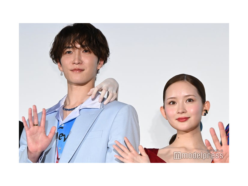 思わぬ暴露によって好感度が地の果てまで落ちたと危惧する渡辺翔太と暴露した畑芽育（C）モデルプレス